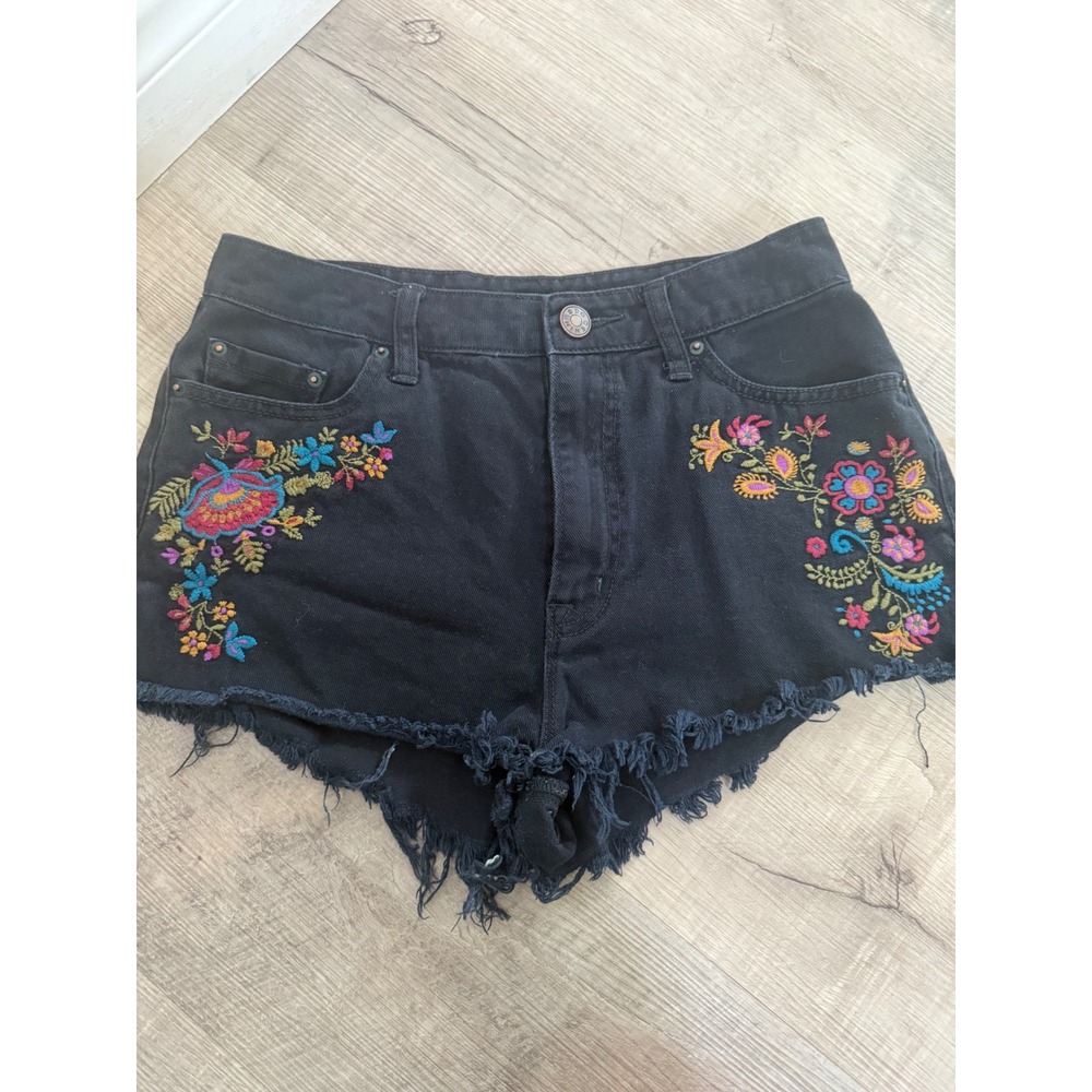 Urban Outfitters BDG High Rise Dree Embroidered Denim Shorts‎ - Size 28